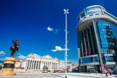ÜSKÜP / MACEDONIA - 29 Temmuz 2018: Makedonya Meydanı, Makedonya Cumhuriyeti 'nin başkenti Üsküp' ün ana meydanıdır. Makedonya 'nın en büyük meydanı