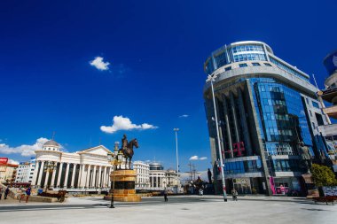 ÜSKÜP / MACEDONIA - 29 Temmuz 2018: Makedonya Meydanı, Makedonya Cumhuriyeti 'nin başkenti Üsküp' ün ana meydanıdır. Makedonya 'nın en büyük meydanı