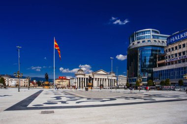 ÜSKÜP / MACEDONIA - 29 Temmuz 2018: Makedonya Meydanı, Makedonya Cumhuriyeti 'nin başkenti Üsküp' ün ana meydanıdır. Makedonya 'nın en büyük meydanı