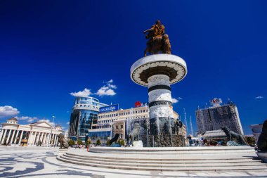 ÜSKÜP / MACEDONIA - 29 Temmuz 2018: Makedonya Meydanı, Makedonya Cumhuriyeti 'nin başkenti Üsküp' ün ana meydanıdır. Makedonya 'nın en büyük meydanı