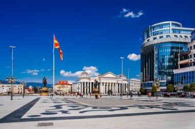 ÜSKÜP / MACEDONIA - 29 Temmuz 2018: Makedonya Meydanı, Makedonya Cumhuriyeti 'nin başkenti Üsküp' ün ana meydanıdır. Makedonya 'nın en büyük meydanı