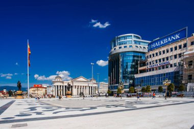 ÜSKÜP / MACEDONIA - 29 Temmuz 2018: Makedonya Meydanı, Makedonya Cumhuriyeti 'nin başkenti Üsküp' ün ana meydanıdır. Makedonya 'nın en büyük meydanı