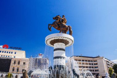 ÜSKÜP / MACEDONIA - 29 Temmuz 2018: Makedonya Meydanı, Makedonya Cumhuriyeti 'nin başkenti Üsküp' ün ana meydanıdır. Makedonya 'nın en büyük meydanı