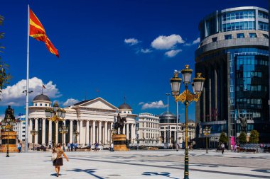 ÜSKÜP / MACEDONIA - 0Temmuz 2018: Makedonya Meydanı, Makedonya Cumhuriyeti 'nin başkenti Üsküp' ün ana meydanıdır. Makedonya 'nın en büyük meydanı