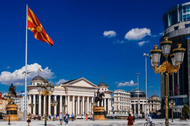 ÜSKÜP / MACEDONIA - 0Temmuz 2018: Makedonya Meydanı, Makedonya Cumhuriyeti 'nin başkenti Üsküp' ün ana meydanıdır. Makedonya 'nın en büyük meydanı