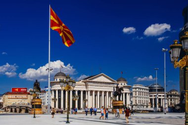 ÜSKÜP / MACEDONIA - 0Temmuz 2018: Makedonya Meydanı, Makedonya Cumhuriyeti 'nin başkenti Üsküp' ün ana meydanıdır. Makedonya 'nın en büyük meydanı