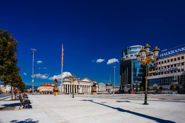 ÜSKÜP / MACEDONIA - 0Temmuz 2018: Makedonya Meydanı, Makedonya Cumhuriyeti 'nin başkenti Üsküp' ün ana meydanıdır. Makedonya 'nın en büyük meydanı