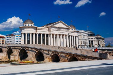 Üsküp, Kuzey Makedonya - 29 Temmuz 2018: Makedonya Arkeoloji Müzesi ve Üsküp şehir merkezindeki Medeniyetler Köprüsü