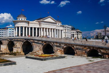 Üsküp, Kuzey Makedonya - 29 Temmuz 2018: Makedonya Arkeoloji Müzesi ve Üsküp şehir merkezindeki Medeniyetler Köprüsü