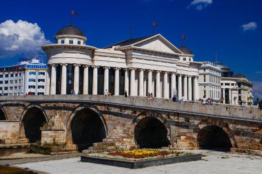 Üsküp, Kuzey Makedonya - 29 Temmuz 2018: Makedonya Arkeoloji Müzesi ve Üsküp şehir merkezindeki Medeniyetler Köprüsü