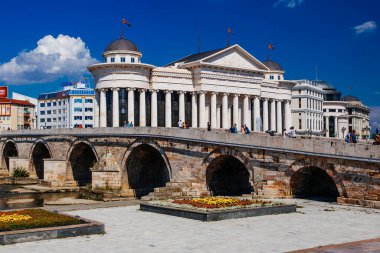 Üsküp, Kuzey Makedonya - 29 Temmuz 2018: Makedonya Arkeoloji Müzesi ve Üsküp şehir merkezindeki Medeniyetler Köprüsü