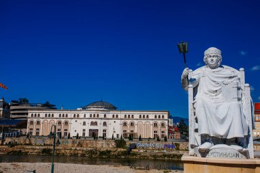 ÜSKÜP, NORTH MACEDONIA - 29 Temmuz 2018: Roma İmparatoru Justinian 'ın Anıtı, Üsküp, Kuzey Makedonya