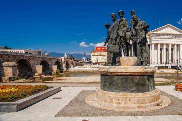 ÜSKÜP, NORTH MACEDONIA, 29 Temmuz 2018: Üsküp 'ün tarihi kent merkezinde heykeller.
