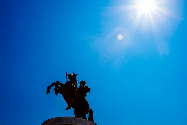 スコピエ 北マセドニア 2018年7月29日 スコピエの歴史的中心部にある彫像 アレキサンダー大王の彫刻 — ストック写真