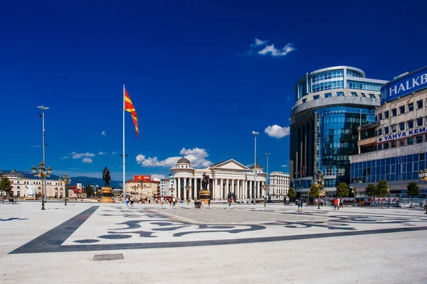 スコピエ マセドニア 2018年7月29日 マケドニア広場はマケドニア共和国の首都スコピエのメイン広場です マケドニアで最大の広場です — ストック写真