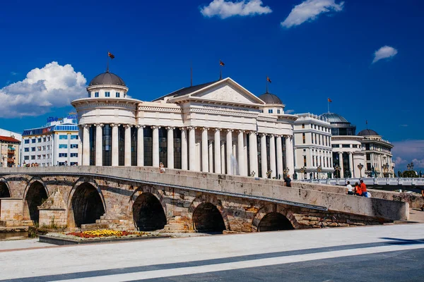 Skopje Nordmakedonien Juli 2018 Archäologisches Museum Mazedoniens Und Brücke Der — Stockfoto