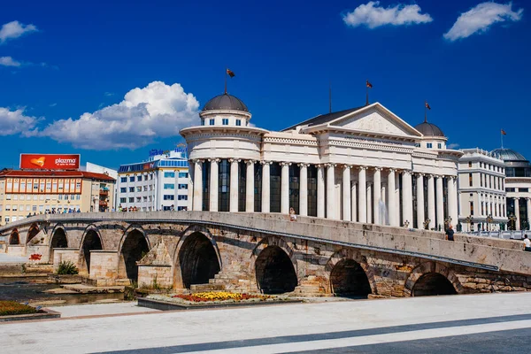 Skopje Nordmakedonien Juli 2018 Archäologisches Museum Mazedoniens Und Brücke Der — Stockfoto