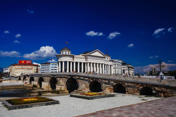 Skopje Nordmakedonien Juli 2018 Archäologisches Museum Mazedoniens Und Brücke Der — Stockfoto