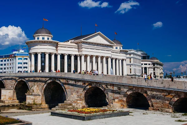 Skopje Nordmakedonien Juli 2018 Archäologisches Museum Mazedoniens Und Brücke Der — Stockfoto