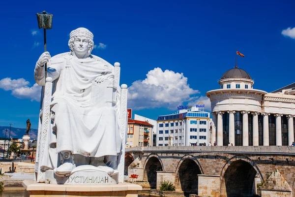 スコピエ 北マケドニア 2018年7月29日 マケドニア北部スコピエにおけるローマ皇帝ユスティニアヌスの記念碑 — ストック写真