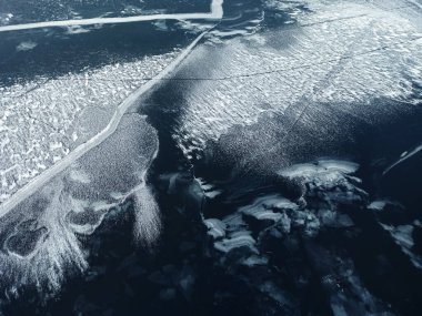 Ukrayna 'nın başkenti Kyiv' de buzdaki Dinyeper Nehri