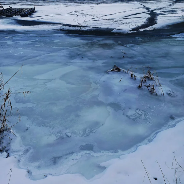 乌克兰基辅第聂伯河宽河上冬季的冰 — 图库照片