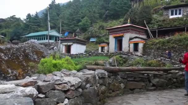 エベレストベースキャンプに向かう途中のネパールの村 — ストック動画