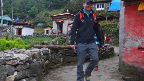 Dole Nepal Október 2018 Porterek Túrázók Hátizsákkal Séta Utcán Ködös — Stock videók