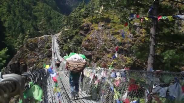 Porters Και Τουρίστες Περπάτημα Αναστολή Γέφυρα Στο Khumbu Ιμαλάια Νεπάλ — Αρχείο Βίντεο