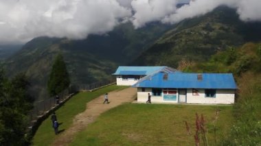 KENJA, NEPAL - 21 EKİM: Dağlardaki tipik Nepal Okulu. 21 Ekim 2018 'de Kenya, Nepal.