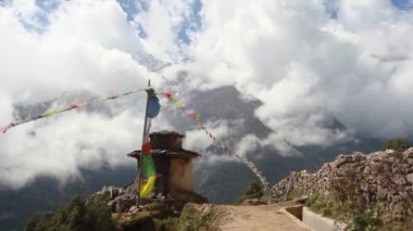 Himalaya dağlarındaki budist salağı Everest Ana Kampı 'na gidiyor.