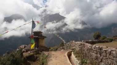 Himalaya dağlarındaki budist salağı Everest Ana Kampı 'na gidiyor.