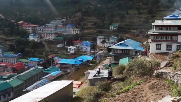 Namche Bazaar镇 前往尼泊尔珠穆朗玛峰基地营地 — 图库视频影像