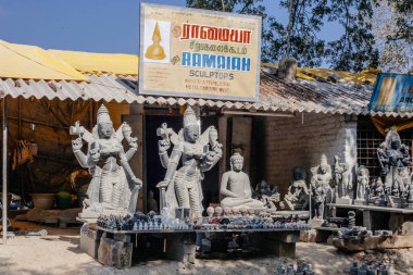 Mahabalipuram, Tamil Nadu, Hindistan - 20 Ocak 2015: Mamallapuram, Hindistan 'da ünlü el yapımı taş heykeller satan bir dükkan
