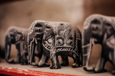 Mahabalipuram, Tamil Nadu, Hindistan - 20 Ocak 2015: Mamallapuram, Hindistan 'da el yapımı ünlü taş heykeller satan bir dükkan
