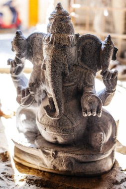 Mahabalipuram, Tamil Nadu, Hindistan - 20 Ocak 2015: Ganesh, popüler Hindu tanrı heykeli, Mamallapuram, Hindistan 'da bir granit bloktan yapıldı