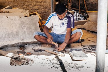 Mahabalipuram, Tamil Nadu, Hindistan - 20 Ocak 2015: Taş ustası Mamallapuram, Hindistan 'da granit bloklu bir heykel oyuyor