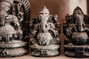 Mahabalipuram, Tamil Nadu, Hindistan - 20 Ocak 2015: Mamallapuram, Hindistan 'da el yapımı ünlü taş heykeller satan bir dükkan