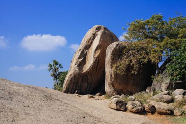 Hindistan 'ın Tamil Nadu kentindeki tarihi Mamallapuram kasabasında devasa granit kaya ve taş tapınaklar.