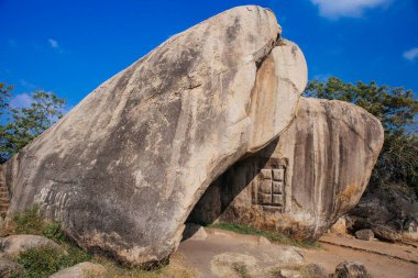 Hindistan 'ın Tamil Nadu kentindeki tarihi Mamallapuram kasabasında devasa granit kaya ve taş tapınaklar.