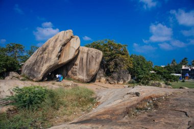 Mahabalipuram, Chennai, Hindistan. 20 Ocak 2015 'te Krishna' nın tereyağı dev kaya taşlarını dengeledi. Mahabalipuram, Tamil Nadu, Hindistan