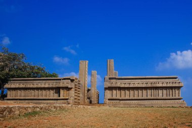 Hindistan 'ın Tamil Nadu kentindeki tarihi Mamallapuram kasabasındaki taş tapınaklar.