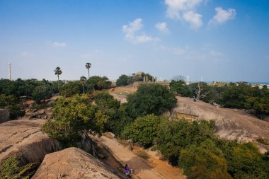 Mahabalipuram, Chennai, Hindistan. 20 Ocak 2015: Hindistan 'ın Tamil Nadu kentindeki tarihi Mamallapuram kasabasında dev granit kaya ve taş tapınaklar