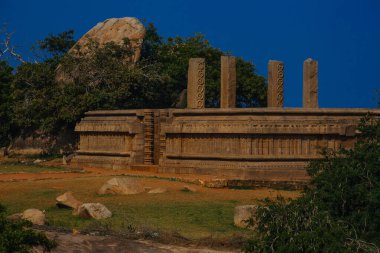 Hindistan 'ın Tamil Nadu kentindeki tarihi Mamallapuram kasabasında devasa granit kaya ve taş tapınaklar.