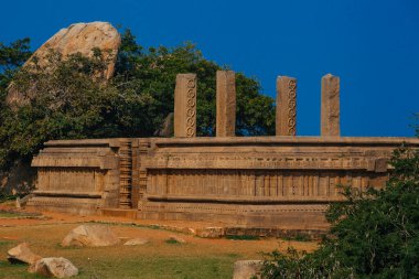 Hindistan 'ın Tamil Nadu kentindeki tarihi Mamallapuram kasabasında devasa granit kaya ve taş tapınaklar.
