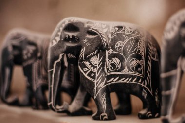 Mahabalipuram, Tamil Nadu, Hindistan - 20 Ocak 2015: Mamallapuram, Hindistan 'da el yapımı ünlü taş heykeller satan bir dükkan