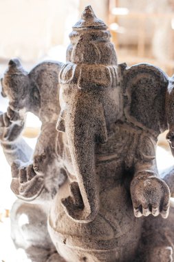 Mahabalipuram, Tamil Nadu, Hindistan - 20 Ocak 2015: Ganesh, popüler Hindu tanrı heykeli, Mamallapuram, Hindistan 'da bir granit bloktan yapıldı