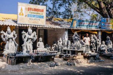 Mahabalipuram, Tamil Nadu, Hindistan - 20 Ocak 2015: Mamallapuram, Hindistan 'da ünlü el yapımı taş heykeller satan bir dükkan
