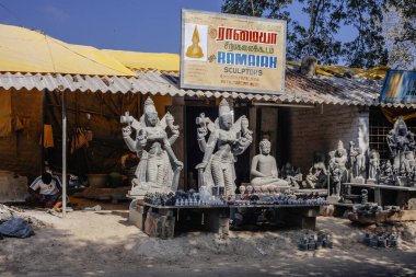 Mahabalipuram, Tamil Nadu, Hindistan - 20 Ocak 2015: Mamallapuram, Hindistan 'da ünlü el yapımı taş heykeller satan bir dükkan