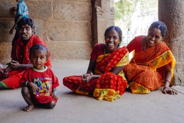 MAHABALIPURAM, TAMIL NADU, INDIA, 20 Ocak 2015: Arjuna 'nın Kefareti önündeki turist ve insanlar Mahabalipuram, UNESCO Heritage sitesi, 20 Ocak 2015, Tamil Nadu, Hindistan.